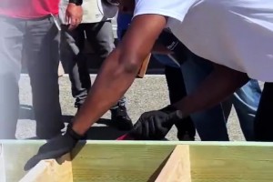 保羅這是體驗(yàn)了一把進(jìn)廠打螺絲的感覺(jué)??