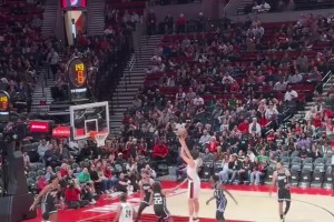 敢放空我？楊瀚森罰球線接球后，果斷選擇中距離跳投！穩(wěn)穩(wěn)打進！