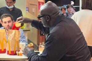 網(wǎng)友在澳門麥當勞偶遇奧尼爾：吃漢堡跟吃月餅一樣??????