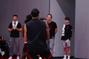 哇塞！阿門這記傳球也太帥了！大手一揮助攻申京暴扣得手！