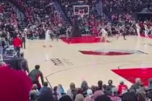 直接競爭對手！楊瀚森夢幻腳步打進，克林根在場邊單手指天慶祝！