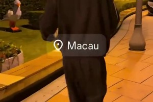 這么堅持藏球鞋的布克，也是很在乎球迷的！