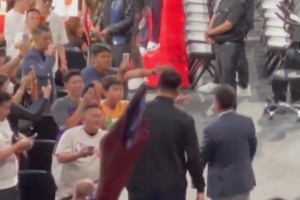 浙BA溫州隊(duì)VS杭州隊(duì)，溫州隊(duì)送出特產(chǎn)大黃魚，杭州隊(duì)送出絲綢禮盒