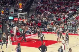 可惜沒有算啊！哨響之后，楊瀚森來了一個非常帥氣的反籃，這手活真的太好了！