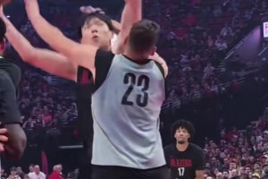 看看楊瀚森在訓(xùn)練賽中如何用腳步生吃克林根，后者根本防不?。? >
                                        </div>
                                    </div>
                                                                        <div   id=