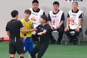 韋世豪：給我紅牌？馬寧我C！??馬寧：記?。∥也攀侵鹘?！