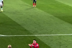 對勝利的渴望！C羅點球被撲后趕緊撿球幫對手擺好