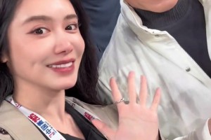 牌面??！美娜曬NBA中國賽期間和成龍大哥的合影~