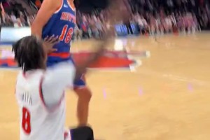 標(biāo)志性投籃+慶祝！JR在尼克斯名人賽上重現(xiàn)“天堂之門”??