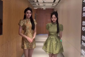 你更喜歡誰呢？美女主播婧雯和果果一塊尬舞：今天不是一個人哦~