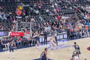 登哥這傳球真是又快又準(zhǔn)！一記擊地妙傳助攻祖巴茨籃下打2+1！