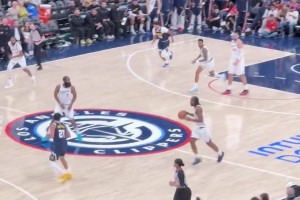 燃起來了！小卡搶斷約基奇，反擊飚進(jìn)追身三分！看嗨主場球迷！