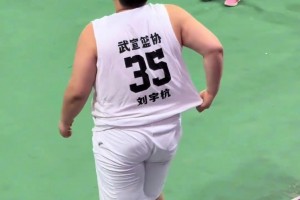 美國青年籃球運動員一行走進(jìn)貴陽第一中學(xué)，親身體驗中國書法文化