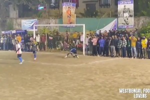 這球可以吹一輩子！門將遠(yuǎn)射中橫梁，彈回來接著凌空遠(yuǎn)射??