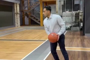 名記Shams爆料雄鹿簽下字母弟，順便展示了一下自己的球技??