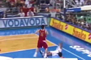 當(dāng)年中國男籃打美國，中國隊(duì)只有中鋒這個點(diǎn)不輸