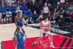 今日首球??楊瀚森錯位背打頂開波杰！迎著庫明加自投自搶補進(jìn)！