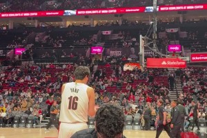 天道酬勤！對陣勇士中場，球迷拍到楊瀚森提前回場熱身找三分手感