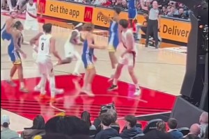 基本功！第四節(jié)楊瀚森體力嚴重下降，防守移動緩慢，但依舊沒失位，防下了這球