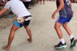 “防守人也不攤手 只是一味的低頭吐血”