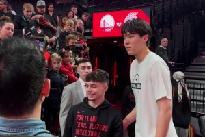 很受大家喜愛啊??楊瀚森賽前為熱情的開拓者球迷合影、簽名~~