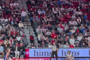 直接騙走希爾德??楊瀚森一個假傳創(chuàng)造出空位！三分打進(jìn)引爆全場