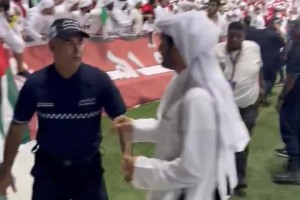 場面失控！卡塔爾2-1阿聯(lián)酋晉級世界杯，阿聯(lián)酋球迷賽中兩次騷亂