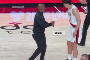 英語有長進(jìn)??！比盧普斯暫停單獨指導(dǎo)，楊瀚森與其交流&點頭附和