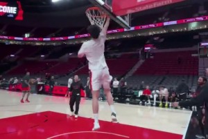 今天能不能扣一個！賽前熱身楊瀚森直殺籃下，來了記反扣??