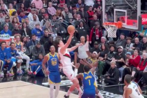 太帥??楊瀚森假投點飛霍福德！直殺籃下高舉高打放進(jìn)攤手慶祝！