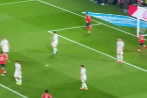 從哪竄出來(lái)的??球迷實(shí)拍C羅第二球，防守球員一點(diǎn)反應(yīng)沒(méi)有