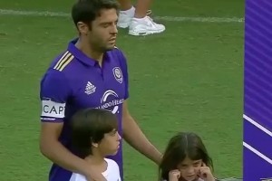 那一天，卡卡結(jié)束了自己 16 年的傳奇生涯，依依不舍地告別了足球