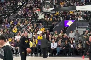 場下觀戰(zhàn)手癢啊??暫停期間，東契奇跑上場偷練花式打板投籃~