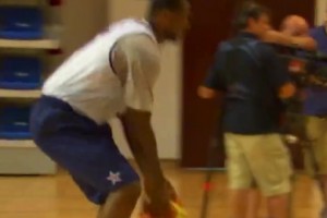 08年美國(guó)夢(mèng)八隊(duì)內(nèi)訓(xùn)練，詹姆斯和保羅互相打鬧，甜瓜一旁看著