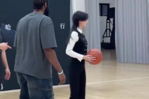 哈登：臺球桌上打不過王思諾，籃球場上總可以吧？