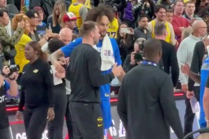 還是很愛??東契奇與獨行俠前隊友一一擁抱談心，與濃眉有說有笑