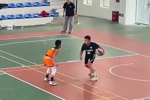 懂球的吧友們看看，這是小學生應該有的球風嗎??????