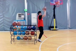 說他準(zhǔn)每個(gè)球都是打鐵，說他不準(zhǔn)每個(gè)球又打同一個(gè)位置????