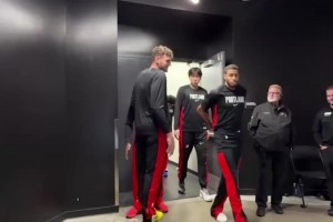 開(kāi)拓者這賽前動(dòng)員有流程的~楊瀚森與克林根擊掌碰肩，眾人圍一圈