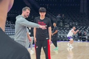 英語是真有長進！楊瀚森賽前接受斯普利特指導，已不用翻譯幫忙！