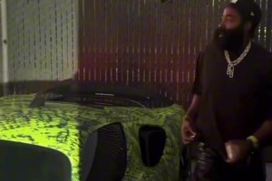 好潮?。∏岸螘r間哈登出席紀(jì)錄片發(fā)布會 這一身夠時尚不？