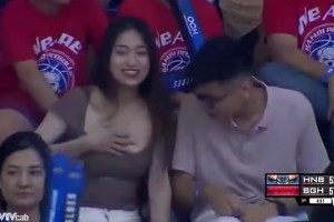 這樣的導(dǎo)播必須加雞腿！很善于發(fā)現(xiàn)看臺上的美女球迷??