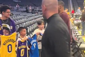 啊這！威少給小球迷簽了雷霆和火箭球衣，略過了湖人球衣??