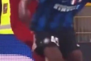 當(dāng)年這一下真狠??！托蒂曾在運動戰(zhàn)中故意從身后爆踢巴洛特利