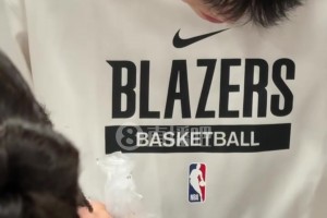 被團(tuán)團(tuán)圍住！楊瀚森為小球迷DIY甜品，涂醬涂得很認(rèn)真~