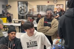 完全融入啦~楊瀚森參加開拓者社區(qū)活動(dòng)，笑得很開心啊??