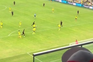 球還沒落地梅西就想好了3個動作，就是沒想好怎么慶祝??