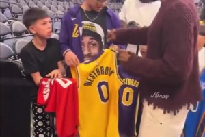 唯獨(dú)不簽湖人！威少給球迷簽球衣，對昔日球隊(duì)的喜惡顯而易見??