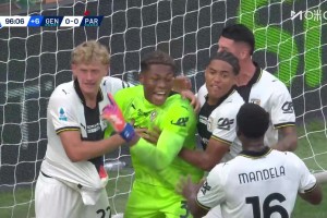 日本門神！鈴木彩艷意甲補(bǔ)時(shí)撲出點(diǎn)球！助帕爾馬拿到1分！