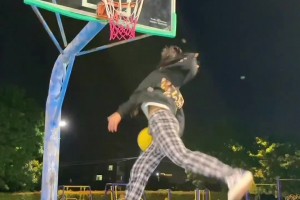 這是一個女孩能做出的動作嗎？轉(zhuǎn)身過人接360拉桿上籃~